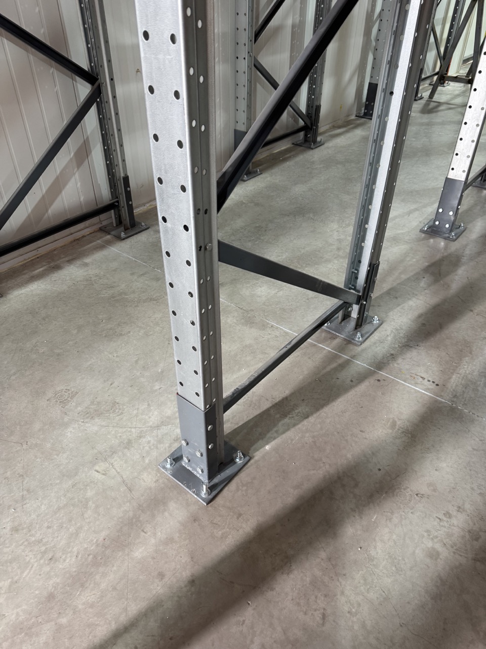 Detalle de anclaje y columnas del rack Drive In en cámara de frío