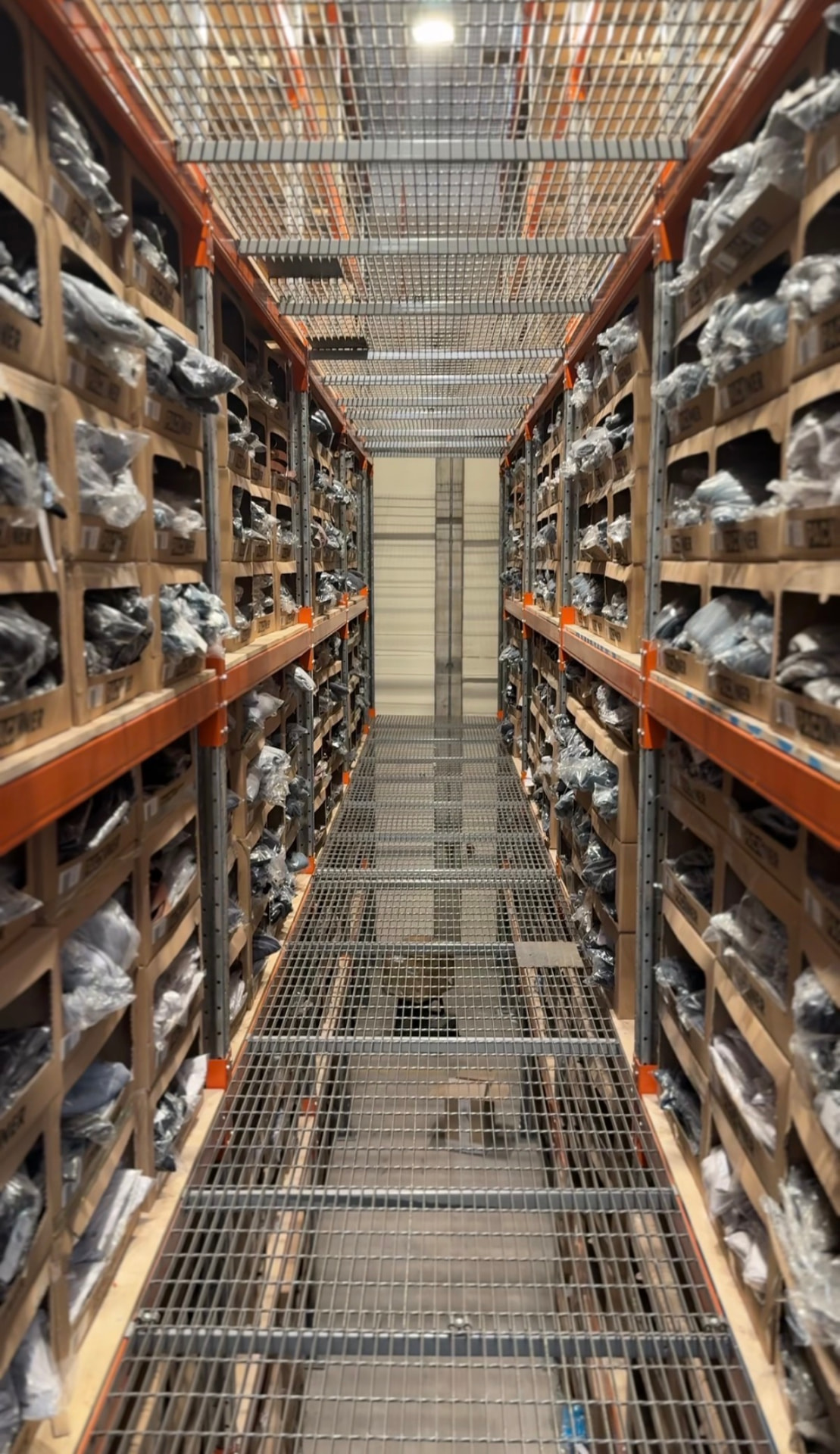 Niveles de almacenaje con acceso manual para picking en bodega