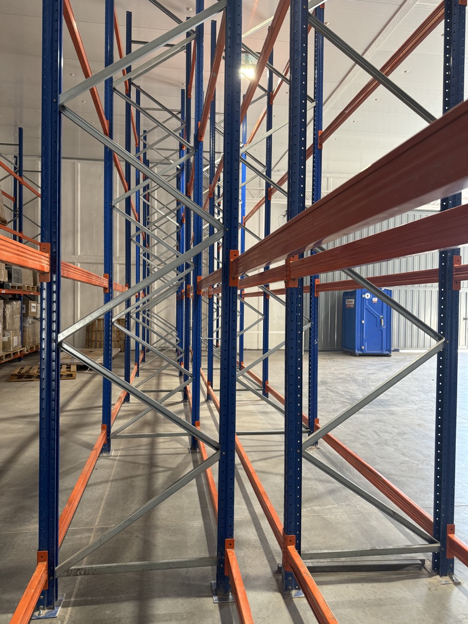 Estructura completa de rack selectivo en bodega de insumos médicos