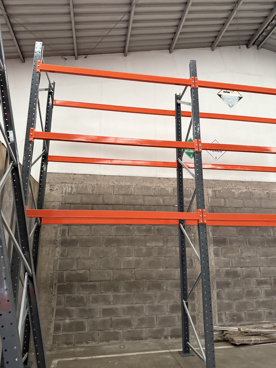 Niveles de vigas del rack selectivo instalados en bodega industrial en Quilicura