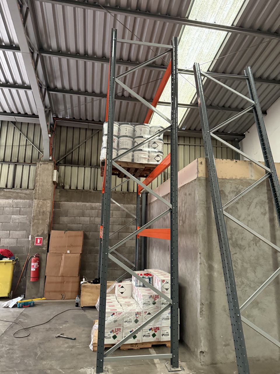 Rack selectivo con carga palletizada en bodega industrial en Quilicura
