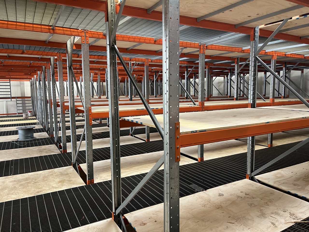 Altillo Rack en Conchalí: estructura del altillo durante el montaje (1)
