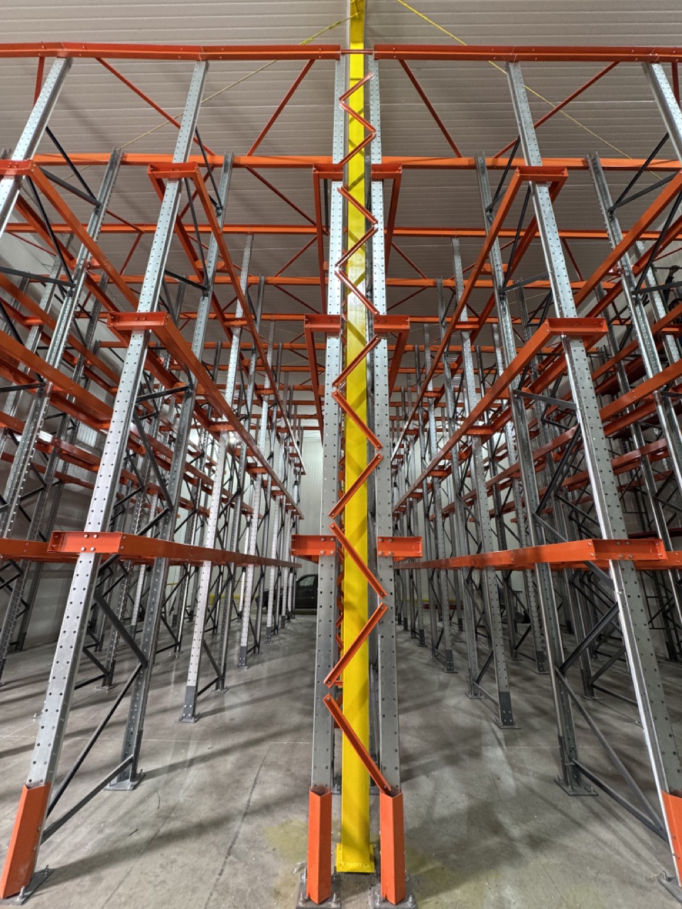 Brazos y niveles del rack Drive In vistos desde el pasillo de la cámara