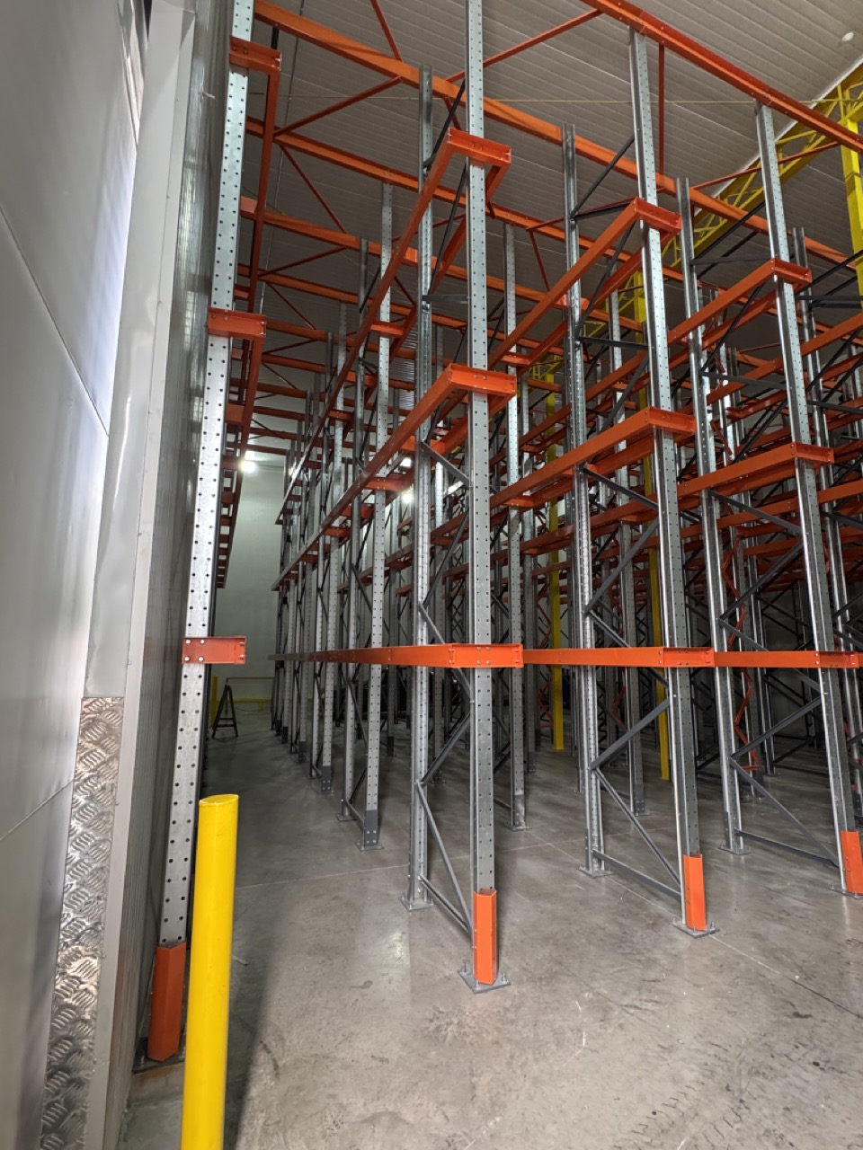 Vista lateral del rack Drive In instalado en la cámara de frío
