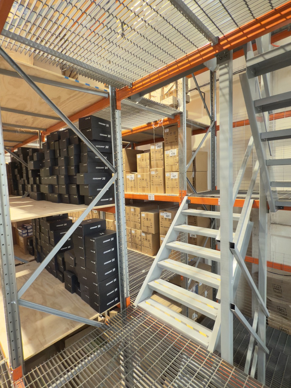 Altillo Rack en Conchalí: nivel superior del altillo con escalera de acceso y almacenamiento en operación (2)