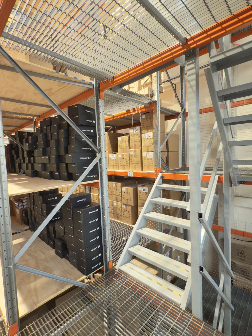 Altillo Rack en Conchalí: vista del acceso por escalera y niveles de almacenamiento (3)
