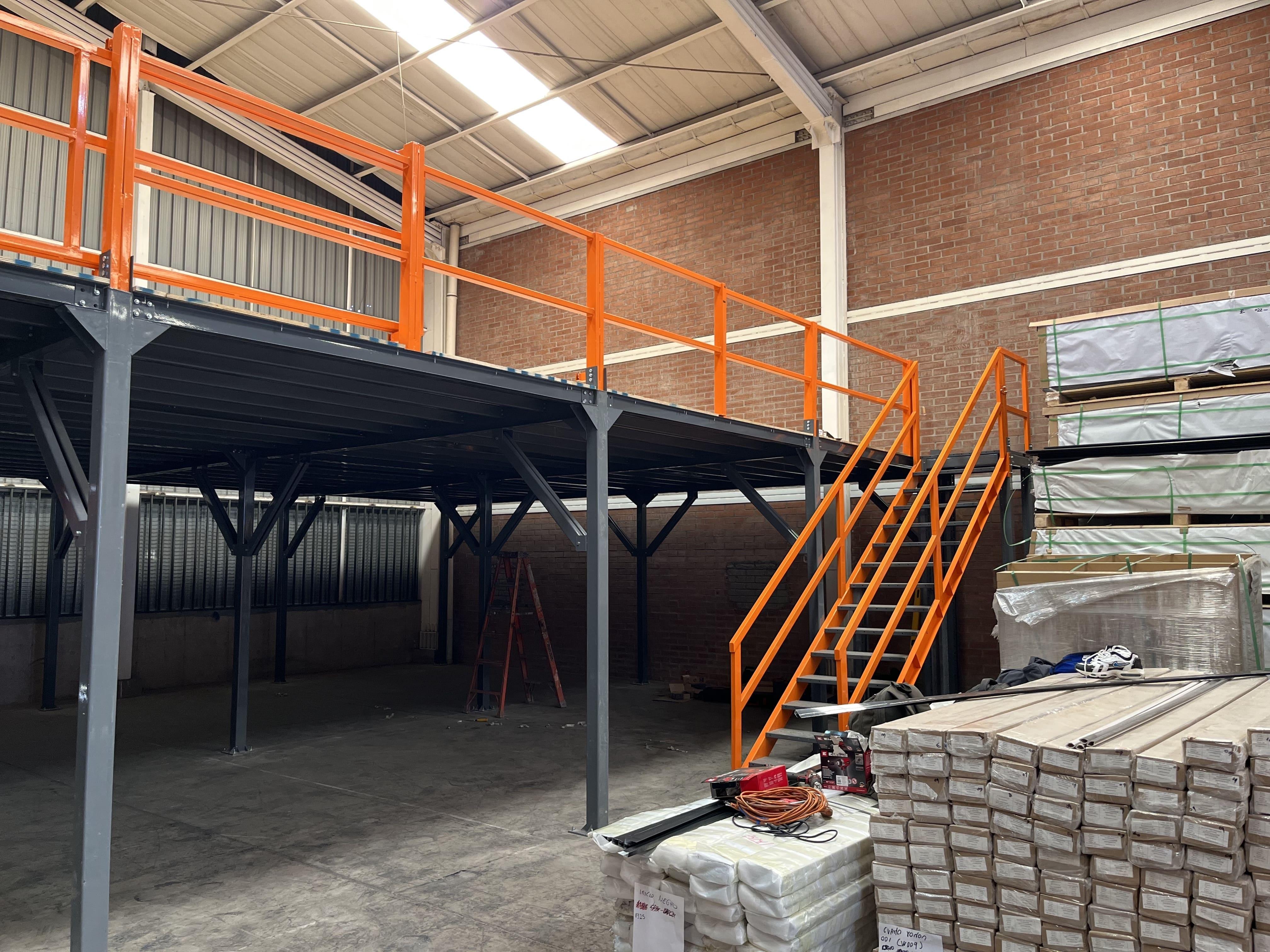 Altillo industrial autoportante instalado por Racker