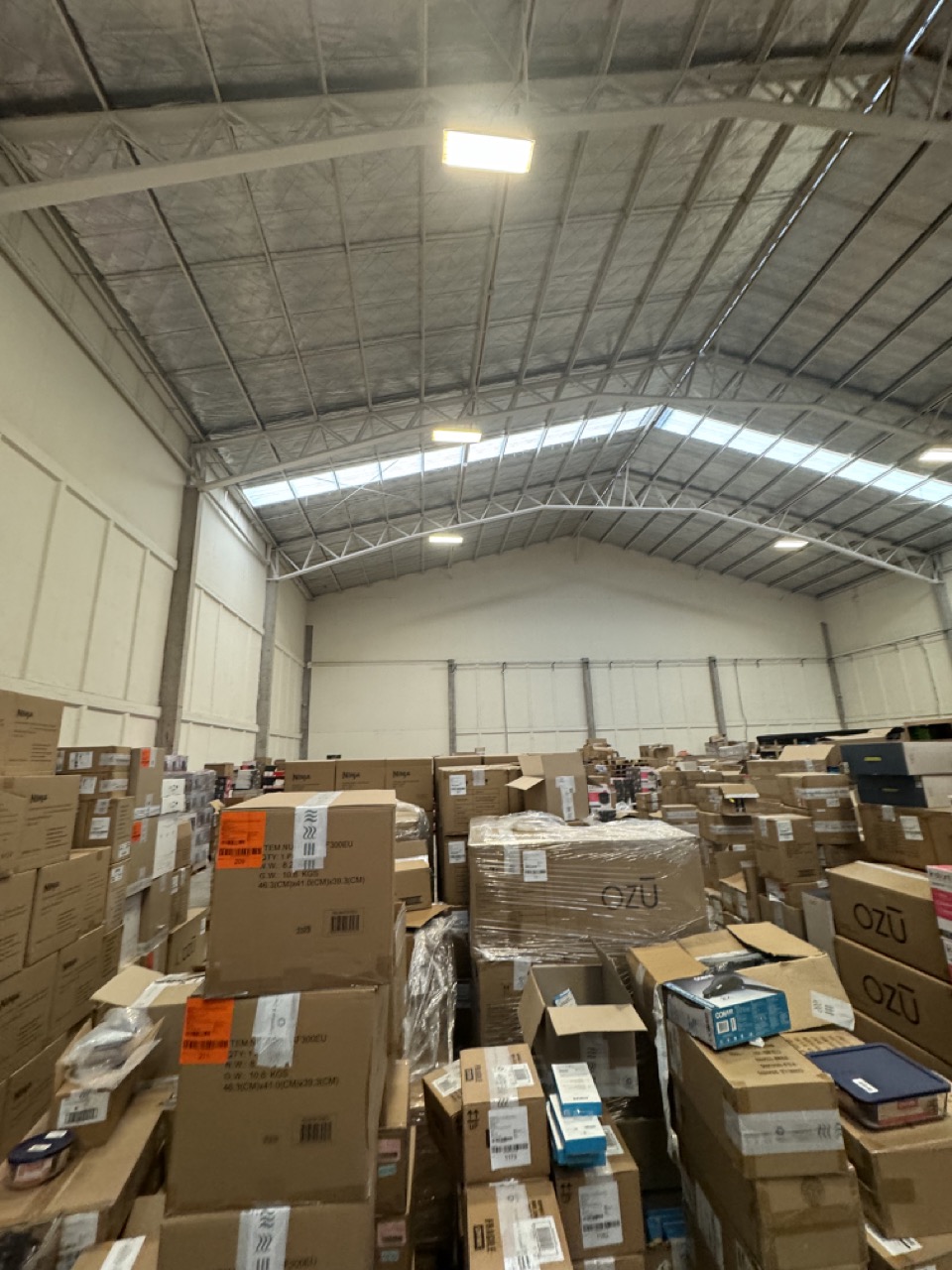 Altillo Rack en Conchalí: estado de la bodega antes de la instalación (1)