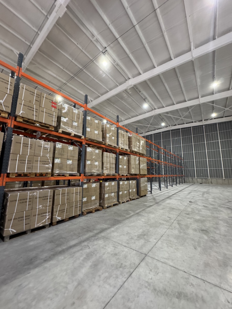 Bodega industrial con rack selectivo instalado por Racker y pallets almacenados