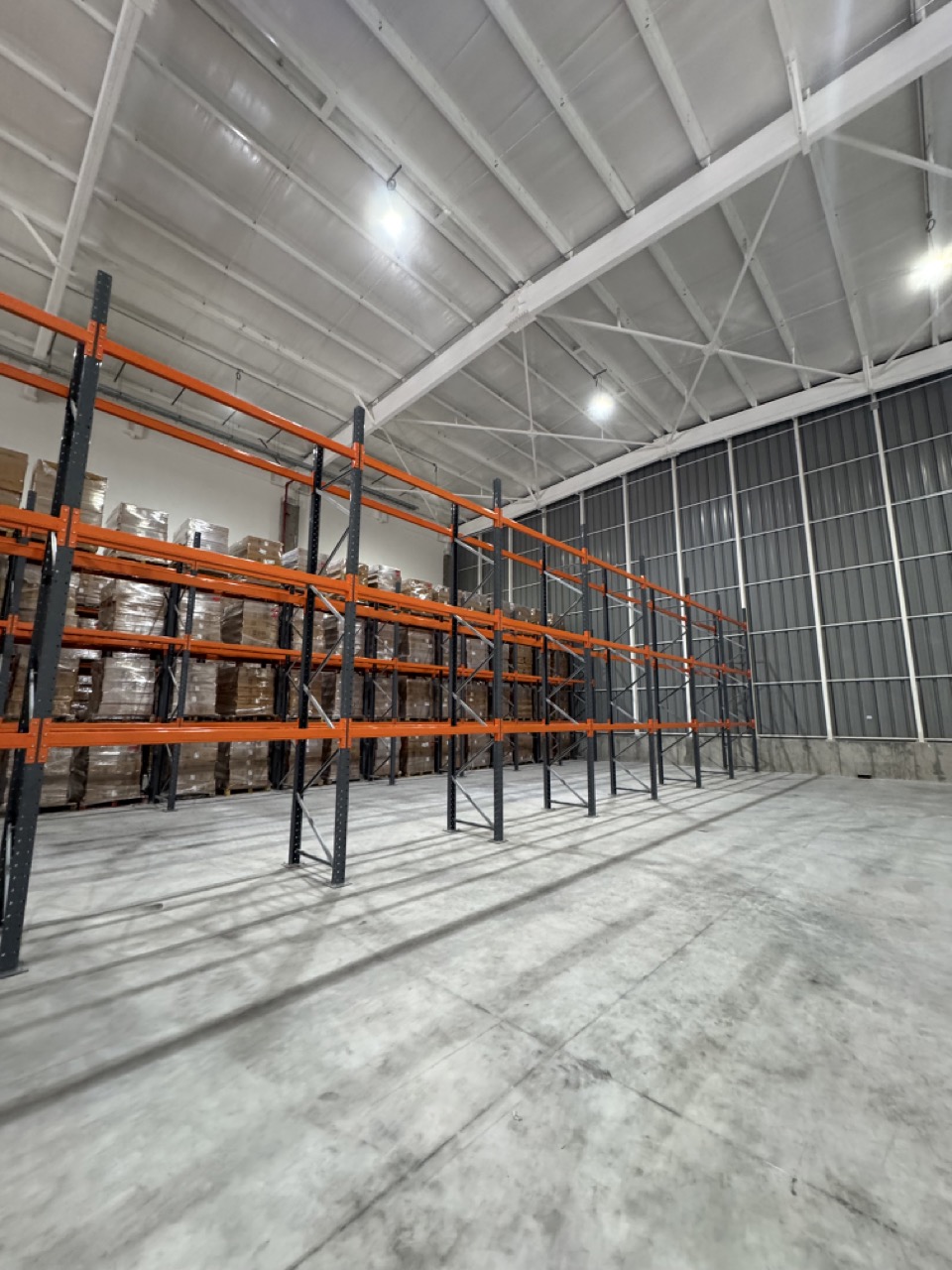 Sistema de rack selectivo con acceso directo a pallets en bodega industrial