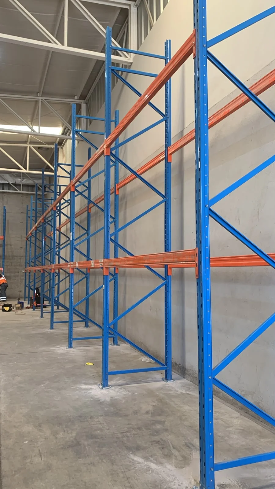 Vista lateral del rack selectivo instalado en bodega de alimentos en Quilicura