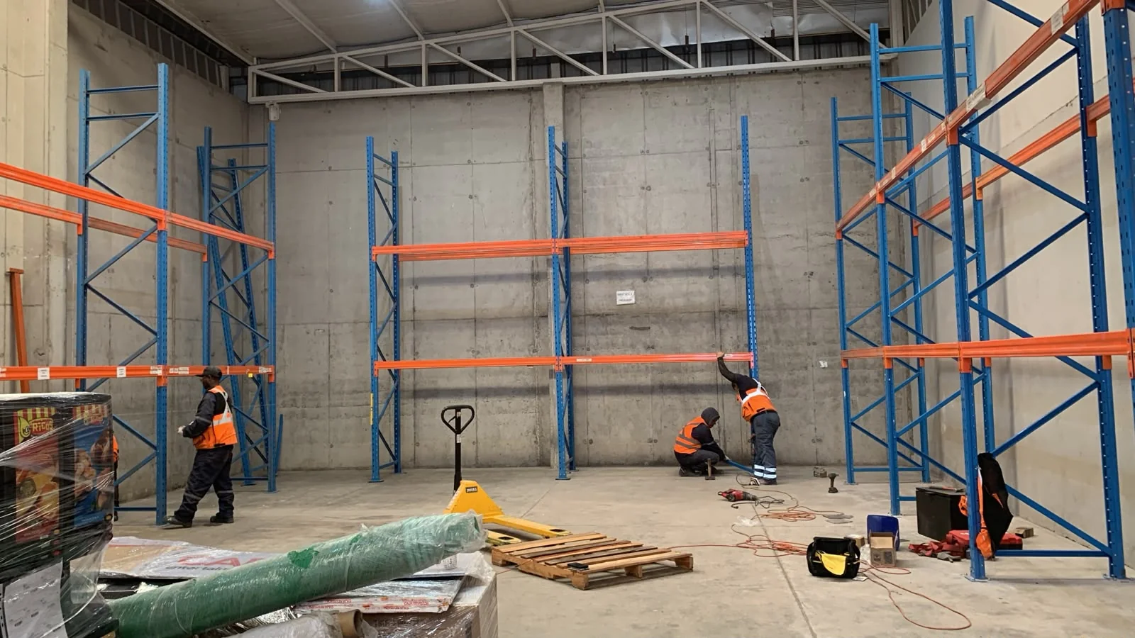 Equipo de instalación montando el rack selectivo en bodega de alimentos en Quilicura