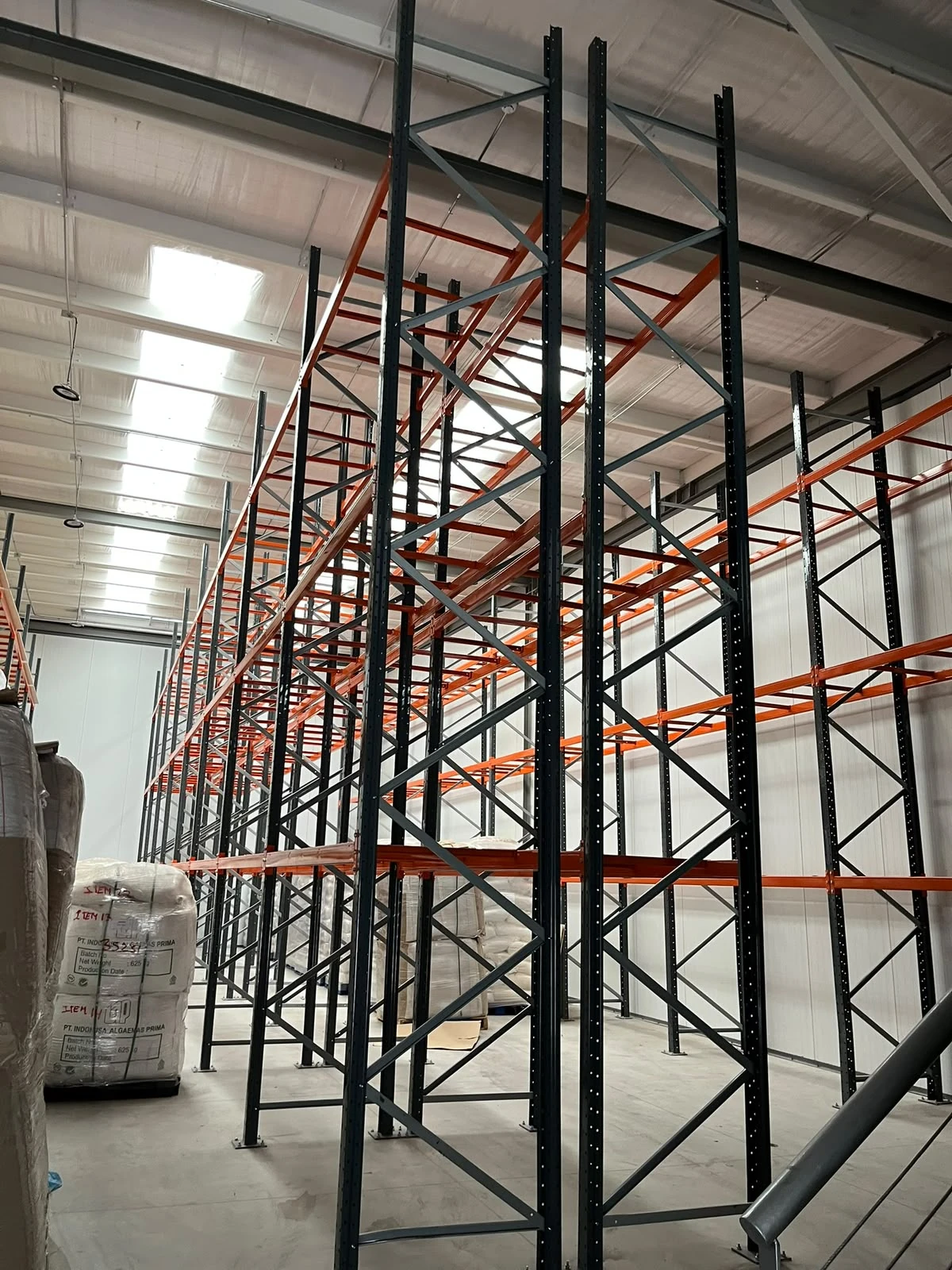 Estructura de rack selectivo instalada en bodega industrial de Quilicura