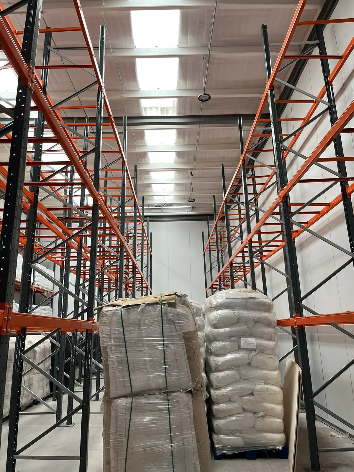 Pasillo entre racks selectivos para operación palletizada en Quilicura