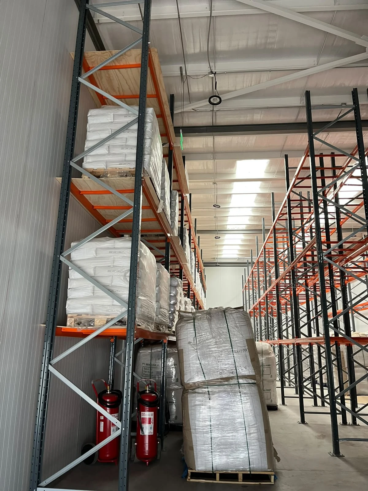 Rack selectivo cargado junto a pasillo de operación en bodega de Quilicura