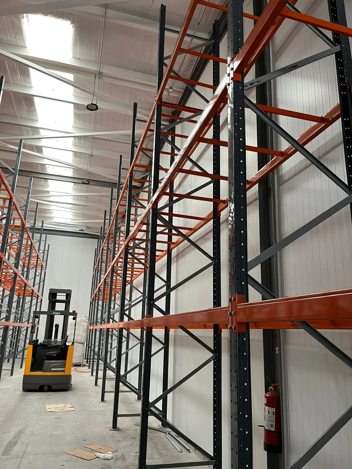 Rack selectivo y montacargas en pasillo industrial de Quilicura