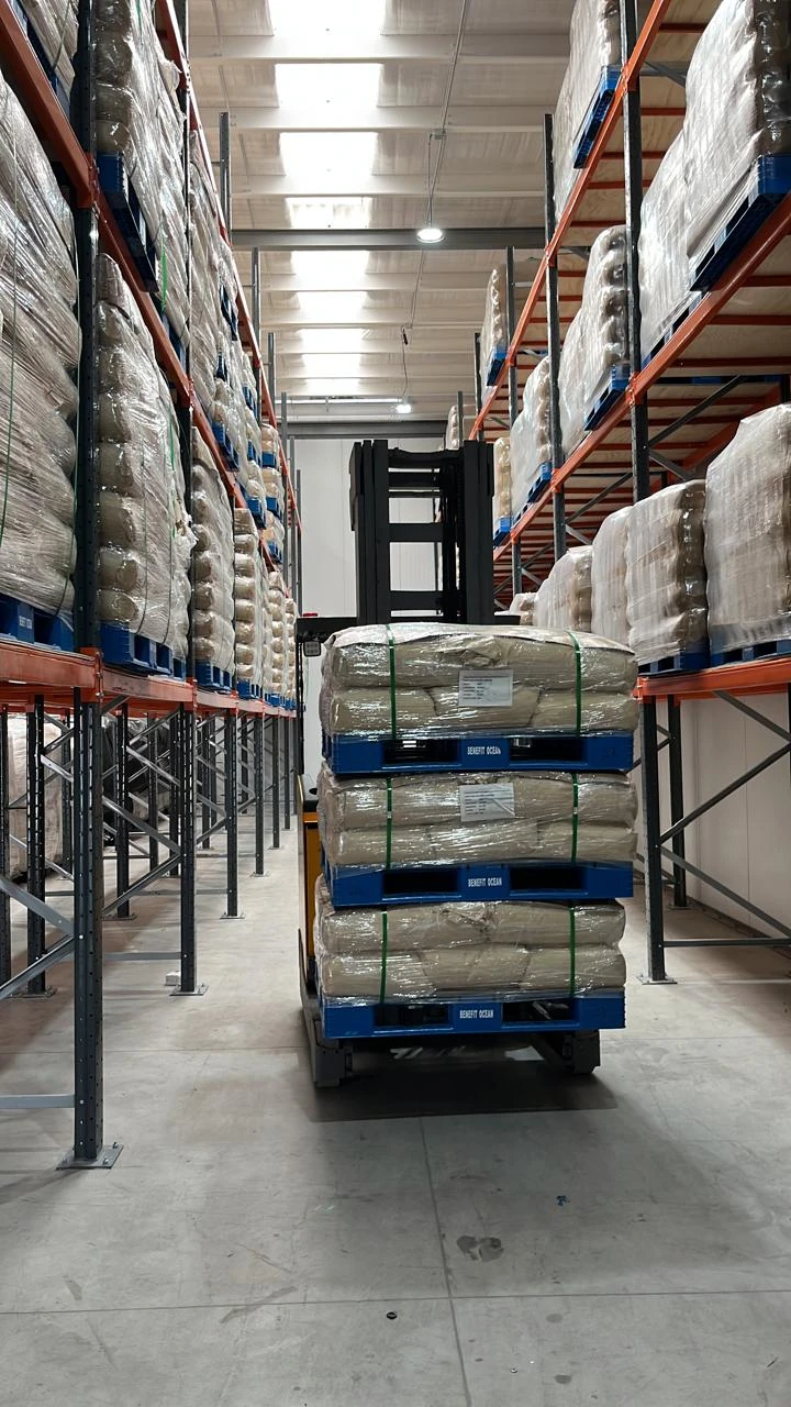 Montacargas operando entre racks selectivos con pallets en Quilicura